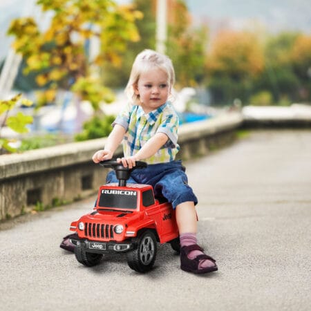 Rotes Rutschauto als Kinderfahrzeug mit Kippschutz und Hupe, bietet sicheren Fahrspass für Kinder ab 18 Monaten.