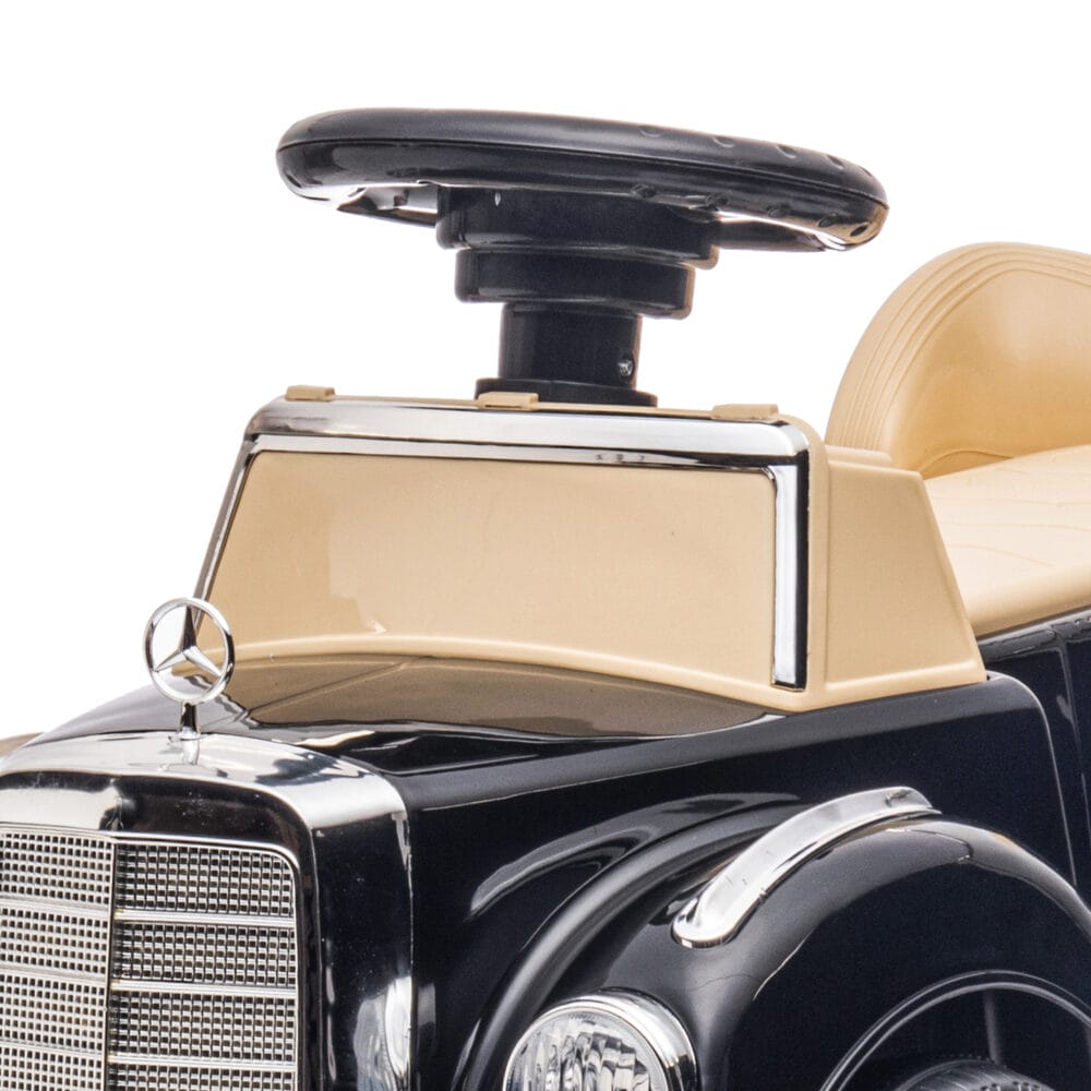 Schwarzes Rutschauto als Kinderfahrzeug mit Kippschutz und integriertem Stauraum, ideal für Kinder von 18-48 Monaten.