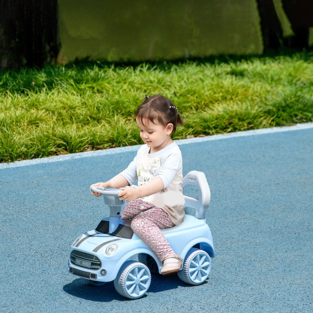 Hellblaues Rutschauto für Kinder mit Kippschutz, kompakt und sicher für kleine Fahrer, Grösse 53x52x35cm.