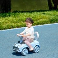 Hellblaues Rutschauto für Kinder mit Kippschutz, kompakt und sicher für kleine Fahrer, Grösse 53x52x35cm.