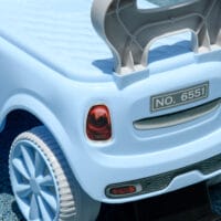 Hellblaues Rutschauto für Kinder mit Kippschutz, kompakt und sicher für kleine Fahrer, Grösse 53x52x35cm.