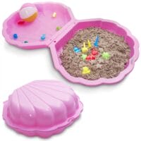 Rosa Muschel-Sandkasten mit klappbarem Deckel zum Schutz vor Schmutz.