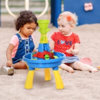 Bunter Sandkasten, der auch als Wasserspieltisch genutzt werden kann. Ein vielseitiges Spielzeug für kreatives Spielen mit Sand und Wasser im Garten.