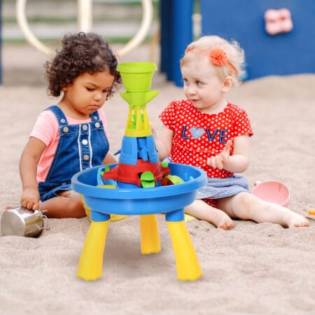 Bunter Sandkasten, der auch als Wasserspieltisch genutzt werden kann. Ein vielseitiges Spielzeug für kreatives Spielen mit Sand und Wasser im Garten.