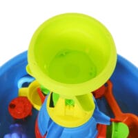 Bunter Sandkasten, der auch als Wasserspieltisch genutzt werden kann. Ein vielseitiges Spielzeug für kreatives Spielen mit Sand und Wasser im Garten.