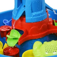 Bunter Sandkasten, der auch als Wasserspieltisch genutzt werden kann. Ein vielseitiges Spielzeug für kreatives Spielen mit Sand und Wasser im Garten.