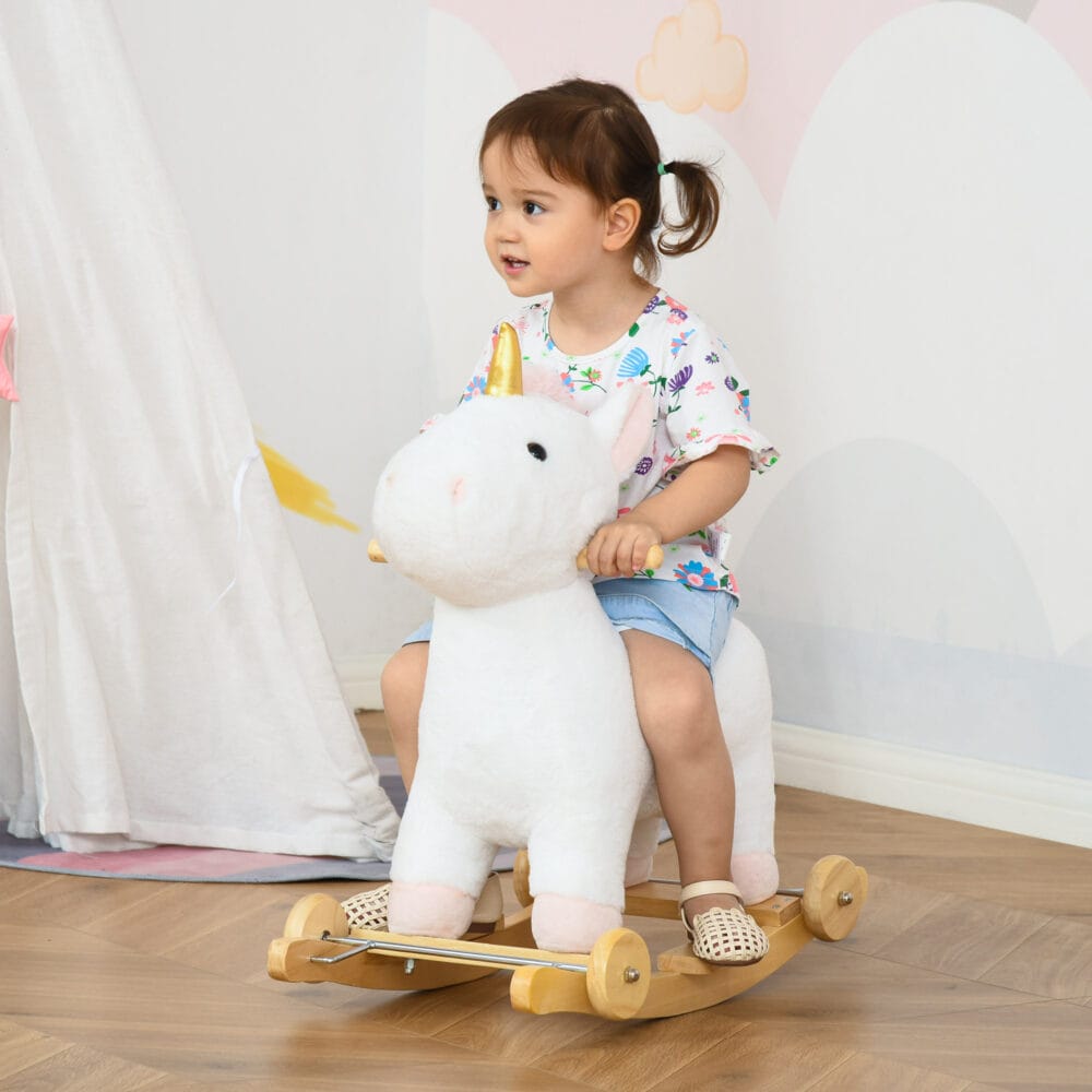 Weisses 2-in-1 Schaukelpferd, das sich dank Rädern auch als Rutschfahrzeug nutzen lässt. Eine vielseitige Kinderschaukel für doppelten Spielspass und Entwicklung der Motorik.