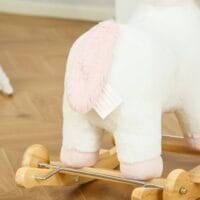 Weisses 2-in-1 Schaukelpferd, das sich dank Rädern auch als Rutschfahrzeug nutzen lässt. Eine vielseitige Kinderschaukel für doppelten Spielspass und Entwicklung der Motorik.