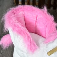 Rosa-weisses klassisches Schaukelpferd, eine bezaubernde Kinderschaukel, die die Balance fördert und fantasievolle Abenteuer ermöglicht.