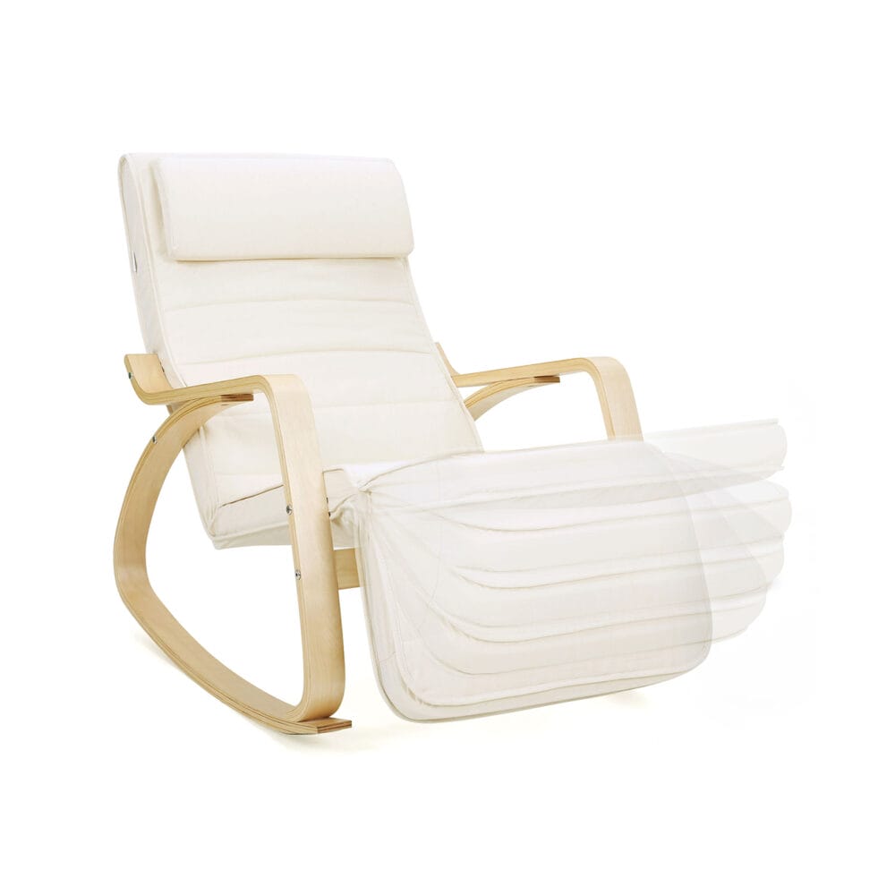 Beige Schaukelstuhl mit Fußstütze, gemütlich und entspannend.