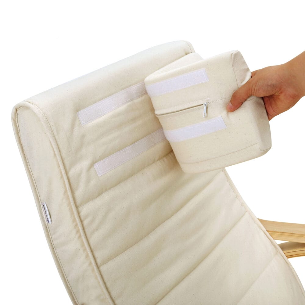 Beige Schaukelstuhl mit Fußstütze, gemütlich und entspannend.