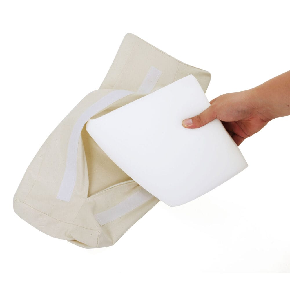 Beige Schaukelstuhl mit Fußstütze, gemütlich und entspannend.