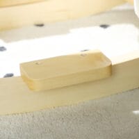 Weisses Plüsch-Schaukeltier in Form eines süssen Hundes mit Soundeffekten, ideal für Kinder von 2-4 Jahren. Ein treuer Spielkamerad, der zum Schaukeln einlädt.