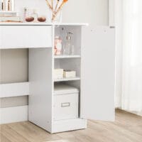 Weißer Schminktisch mit Schublade für Make-up und Accessoires.