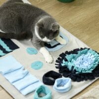 Bunter Schnüffelteppich aus Samt, ein Intelligenzspielzeug für Hunde, das die Nasenarbeit fördert und Langeweile vertreibt.