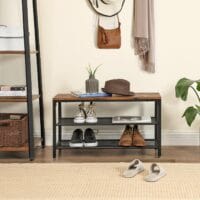 Schuhbank mit Sitzfläche und zwei Netzregalen, praktisch und bequem.