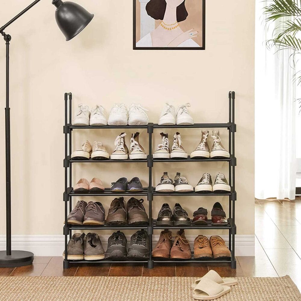 Schuhregal mit zehn Etagen für eine große Anzahl an Schuhen.