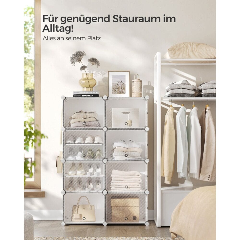 Weißes Schuhregal mit acht Würfeln, ideal für eine platzsparende Aufbewahrung.