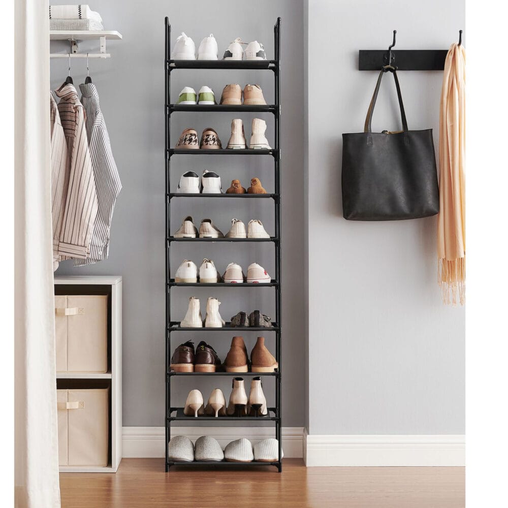 Schuhregal mit zehn Etagen für eine grosse Schuhsammlung.