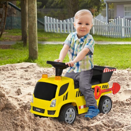 Gelber Sitzbagger als Babyfahrzeug für Kinder von 18-36 Monaten. Er bietet erste Fahrerfahrungen und fördert die Motorik.