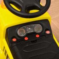 Gelber Sitzbagger als Babyfahrzeug für Kinder von 18-36 Monaten. Er bietet erste Fahrerfahrungen und fördert die Motorik.