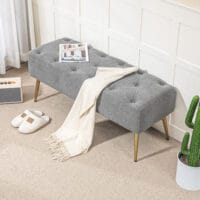 Graue Sitzbank in Lammwolle-Optik mit eleganter Knopfheftung, Masse 112x41x46cm. Bietet gemütlichen Sitzkomfort.