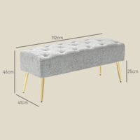 Graue Sitzbank in Lammwolle-Optik mit eleganter Knopfheftung, Masse 112x41x46cm. Bietet gemütlichen Sitzkomfort.