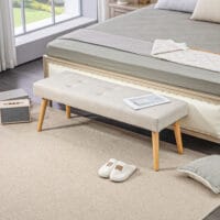 Cremefarbene Sitzbank in Leinenoptik mit stabilen Holzbeinen, Masse 120x41x43cm. Eine klassische und zeitlose Sitzgelegenheit.