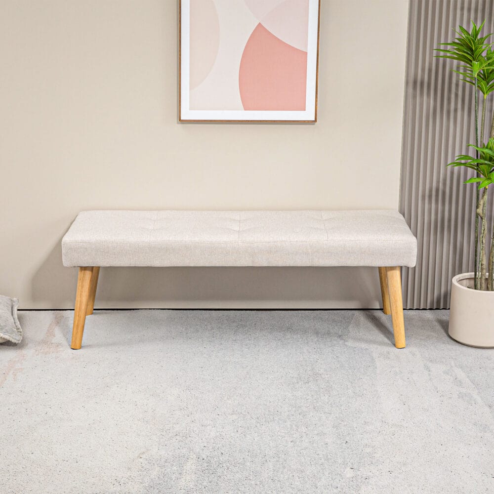 Cremefarbene Sitzbank in Leinenoptik mit stabilen Holzbeinen, Masse 120x41x43cm. Eine klassische und zeitlose Sitzgelegenheit.