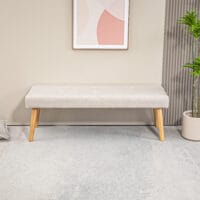 Cremefarbene Sitzbank in Leinenoptik mit stabilen Holzbeinen, Masse 120x41x43cm. Eine klassische und zeitlose Sitzgelegenheit.