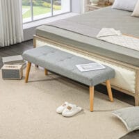 Graue Sitzbank in Leinenoptik mit stabilen Holzbeinen, Masse 120x41x43cm. Passt sich vielen Einrichtungsstilen an.
