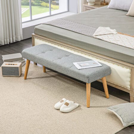 Graue Sitzbank in Leinenoptik mit stabilen Holzbeinen, Masse 120x41x43cm. Passt sich vielen Einrichtungsstilen an.