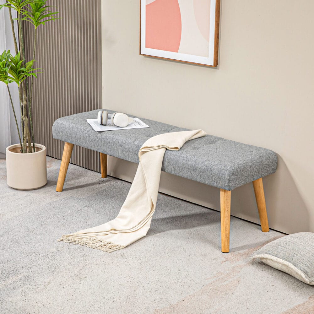 Graue Sitzbank in Leinenoptik mit stabilen Holzbeinen, Masse 120x41x43cm. Passt sich vielen Einrichtungsstilen an.