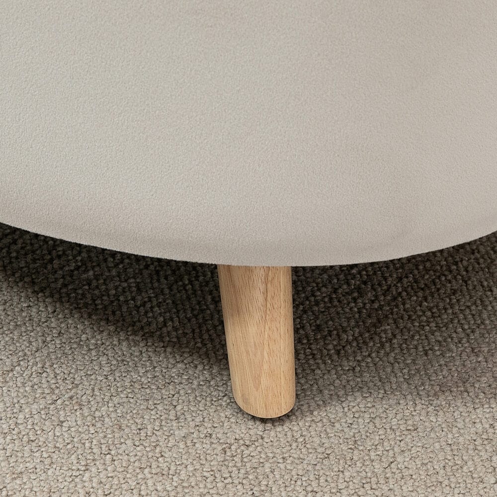 Beige ovale Sitzbank mit Stauraum und Samtoptik, auf stabilen Holzbeinen, Masse 71x51.5x42cm. Ein einzigartiges und charmantes Möbelstück.