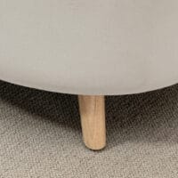Beige ovale Sitzbank mit Stauraum und Samtoptik, auf stabilen Holzbeinen, Masse 71x51.5x42cm. Ein einzigartiges und charmantes Möbelstück.