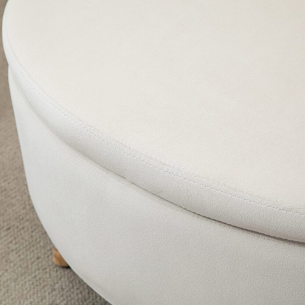 Beige ovale Sitzbank mit Stauraum und Samtoptik, auf stabilen Holzbeinen, Masse 71x51.5x42cm. Ein einzigartiges und charmantes Möbelstück.