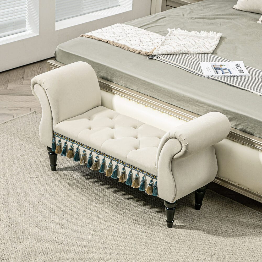 Beige Polsterbank im Vintage-Design mit Samtoptik, ideal als stilvolle Sitzgelegenheit, Masse 117x40x58cm.