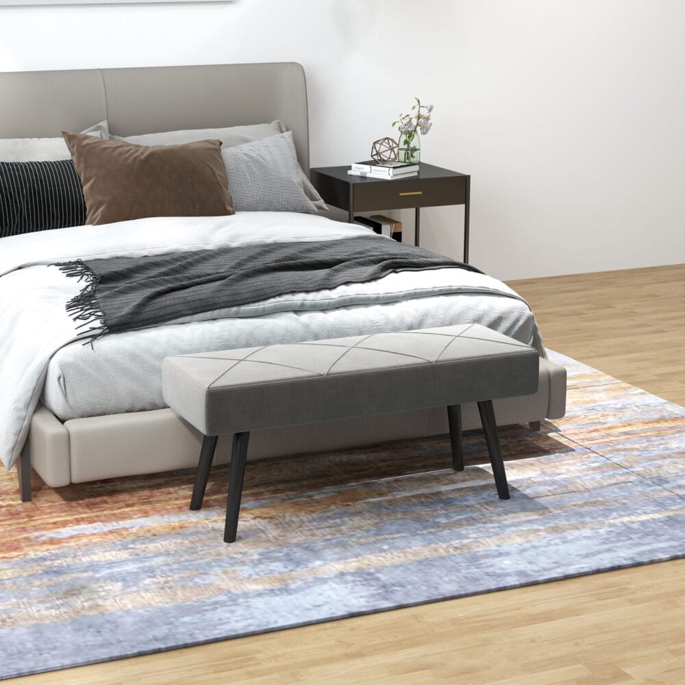 Graue Polsterbank in Samtoptik mit elegantem X-Muster, Masse 100x36x45cm. Bietet Komfort und modernes Design.