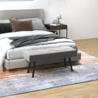 Graue Polsterbank in Samtoptik mit elegantem X-Muster, Masse 100x36x45cm. Bietet Komfort und modernes Design.