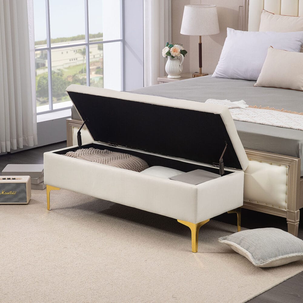 Beige Sitzbank in Samtoptik mit Stauraum, Masse 120x44x44.5cm. Bietet vielseitigen Komfort und Ordnung.