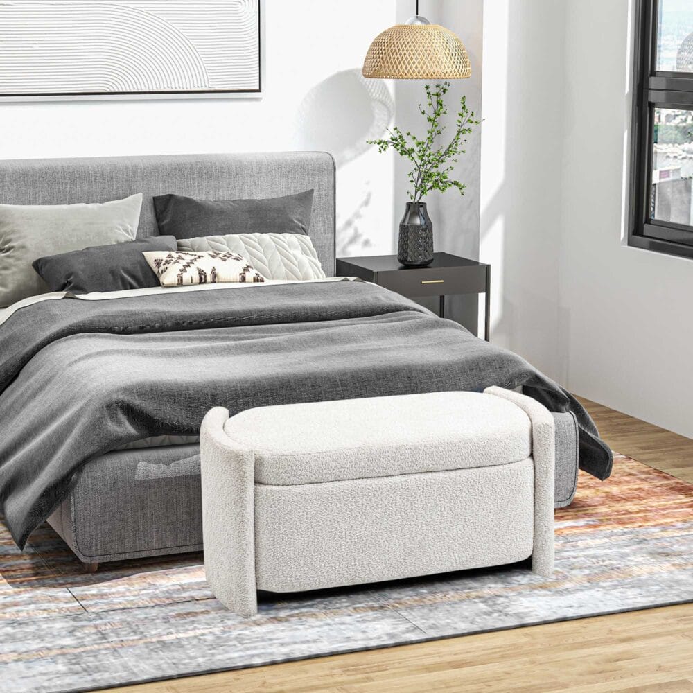 Cremefarbene Sitzbank in Samtoptik mit Stauraum, Masse 105x44x45.5cm. Eine kompakte und elegante Lösung.
