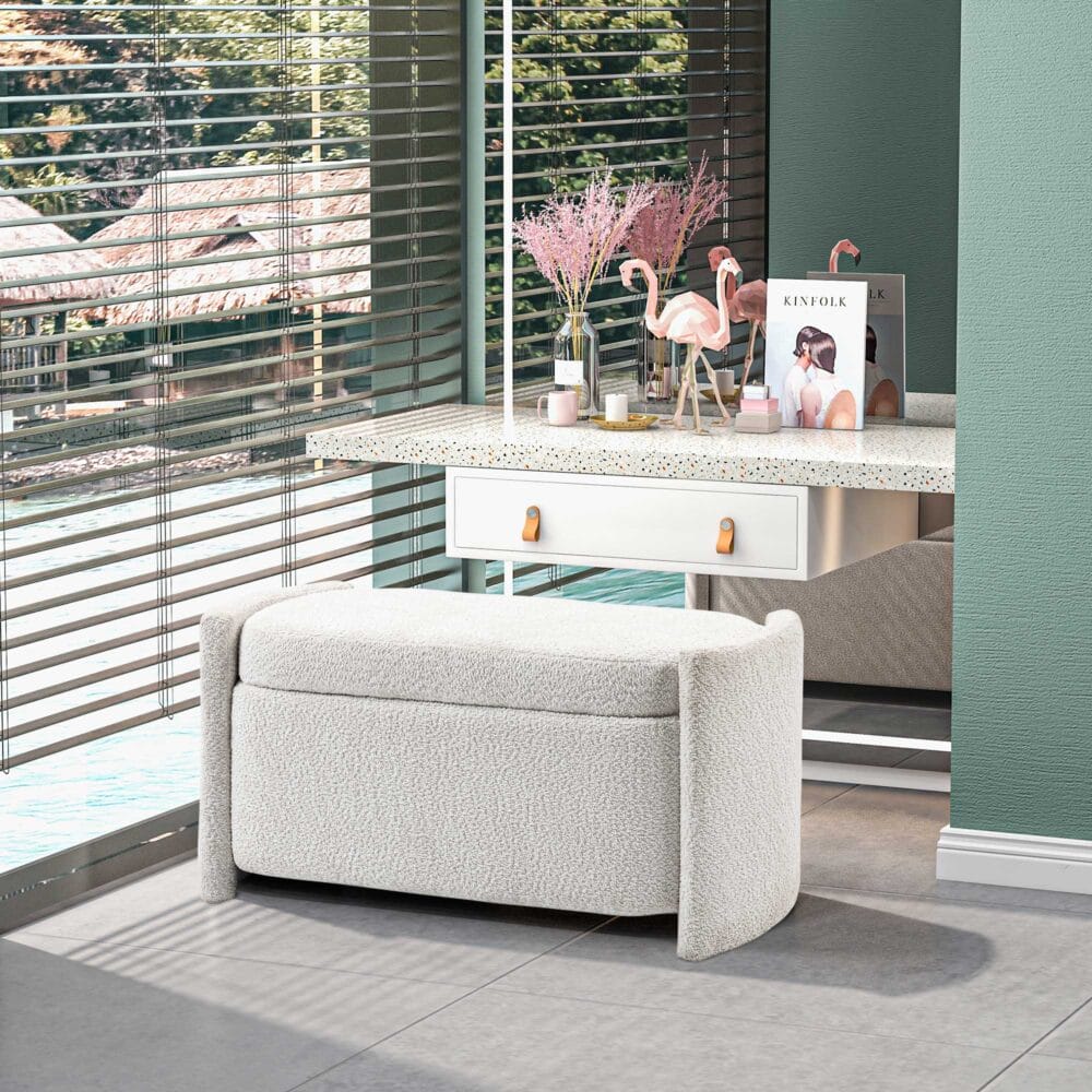 Cremefarbene Sitzbank in Samtoptik mit Stauraum, Masse 105x44x45.5cm. Eine kompakte und elegante Lösung.