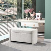Cremefarbene Sitzbank in Samtoptik mit Stauraum, Masse 105x44x45.5cm. Eine kompakte und elegante Lösung.
