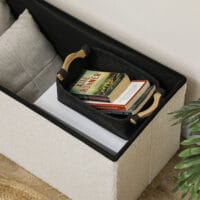 Cremeweisse faltbare Sitzbank mit luxuriöser Samtoptik und viel Stauraum, eine vielseitige und platzsparende Ergänzung für jeden Raum.