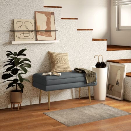 Graue Sitzbank in Samtoptik mit Stauraum, Masse 79.5x37.5x43cm. Eine platzsparende und stilvolle Sitzgelegenheit.