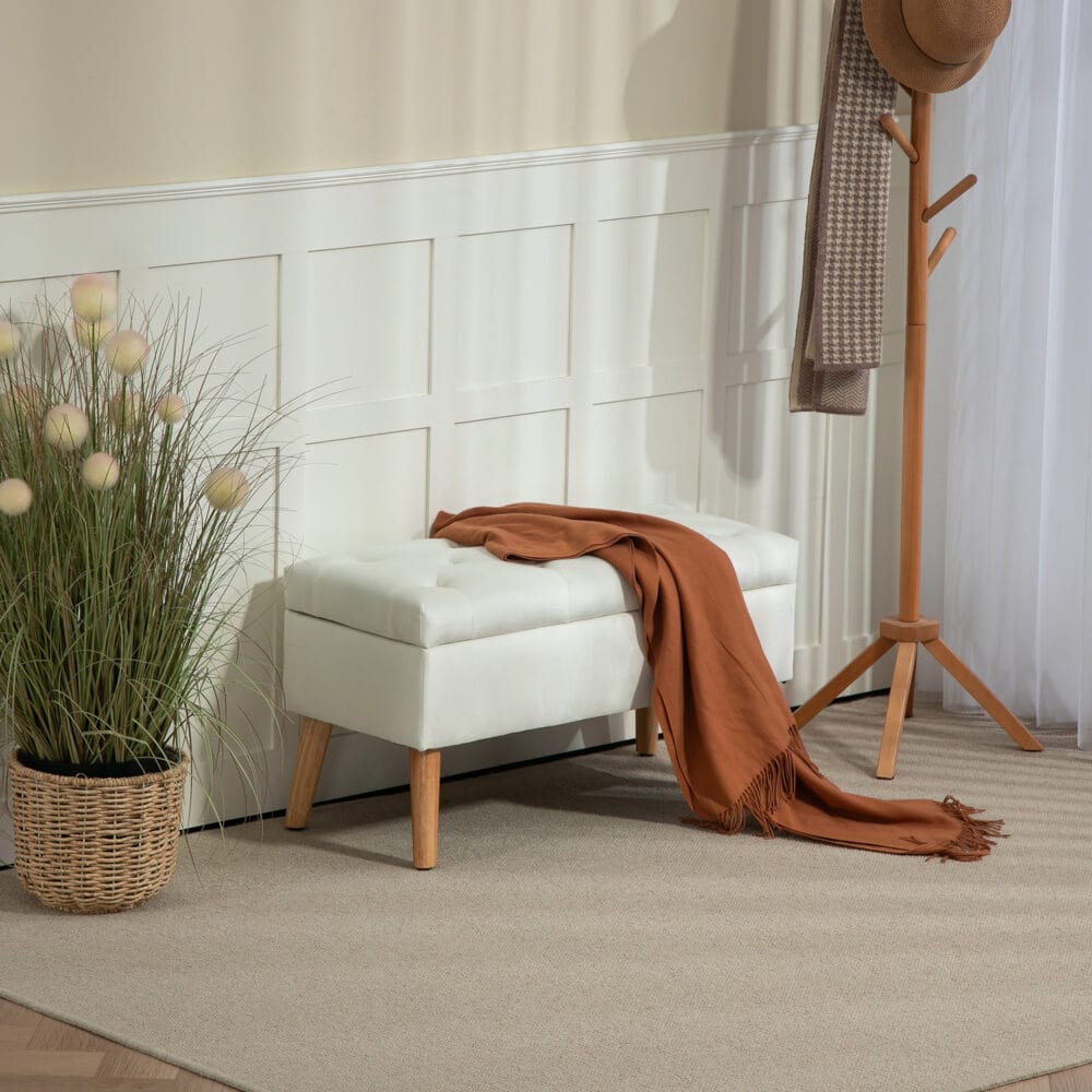 Weisse Sitzbank mit schicker Samtoptik, praktischem Stauraum und stabilen Gummiholzbeinen, eine helle und elegante Ergänzung.