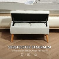 Weisse Sitzbank mit schicker Samtoptik, praktischem Stauraum und stabilen Gummiholzbeinen, eine helle und elegante Ergänzung.