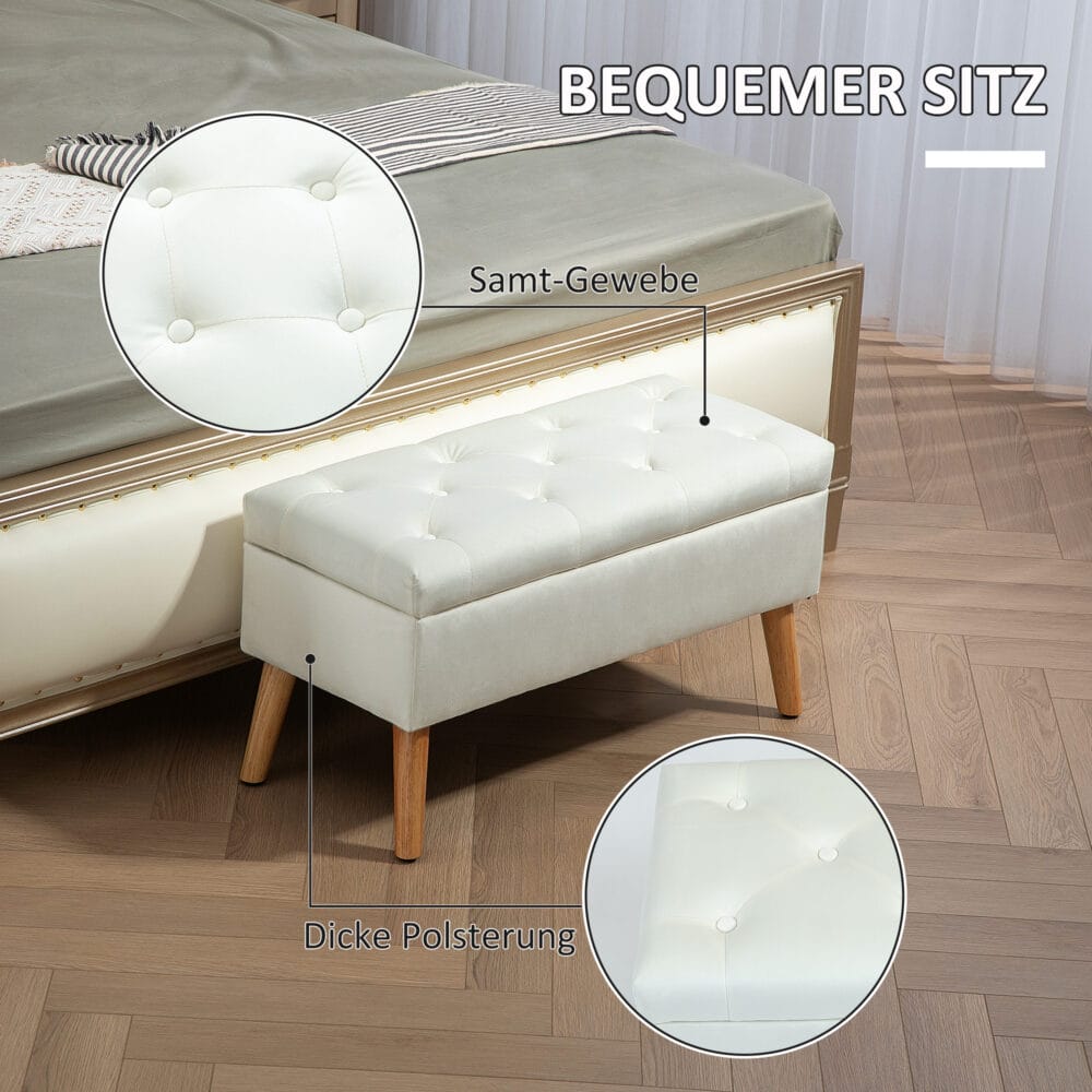 Weisse Sitzbank mit schicker Samtoptik, praktischem Stauraum und stabilen Gummiholzbeinen, eine helle und elegante Ergänzung.