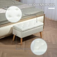 Weisse Sitzbank mit schicker Samtoptik, praktischem Stauraum und stabilen Gummiholzbeinen, eine helle und elegante Ergänzung.