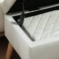 Weisse Sitzbank mit schicker Samtoptik, praktischem Stauraum und stabilen Gummiholzbeinen, eine helle und elegante Ergänzung.